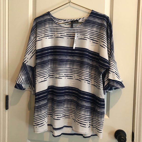 Tops - NWT Navy & White Top